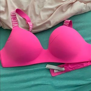 Victoria’s Secret wireless t shirt bra 38C